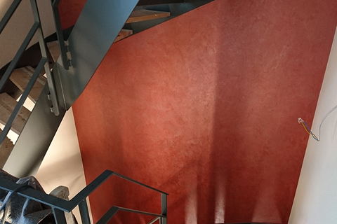 Treppenhaus mit kreativer Wandgestaltung