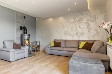 Wohnzimmer mit gestalteter Wand